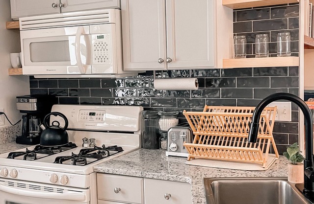 Cozy retreat steps away from trails & beaches, also near wineries & downtown
