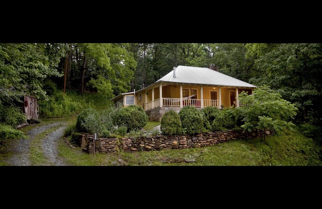 Retraite confortable niché dans les montagnes-Whispering Creek Cottage
