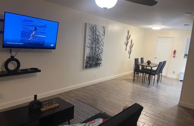Cozy, retreat w/ outdoor bar. 10 mins from the beach. 12 mins from downtown