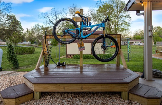 Unique+Cozy Retro Vibes+Fenced+Bike Storage+Dwntwn