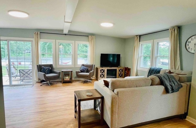 Cozy Riverfront Cabin: Parks, Kayaks& Island Charm