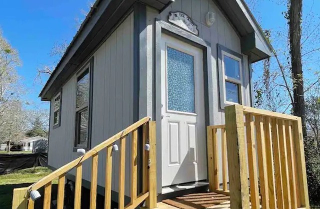 Cozy Private Tiny Home w/ 55" TV- Minutes to Beach
