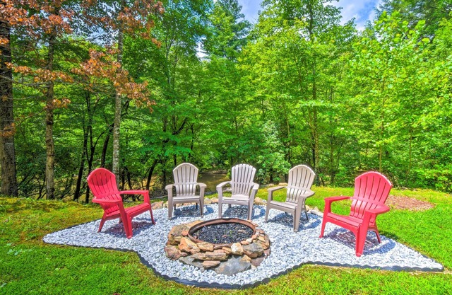 Cozy Riverside Dahlonega Home w/ Kayaks + Fire Pit