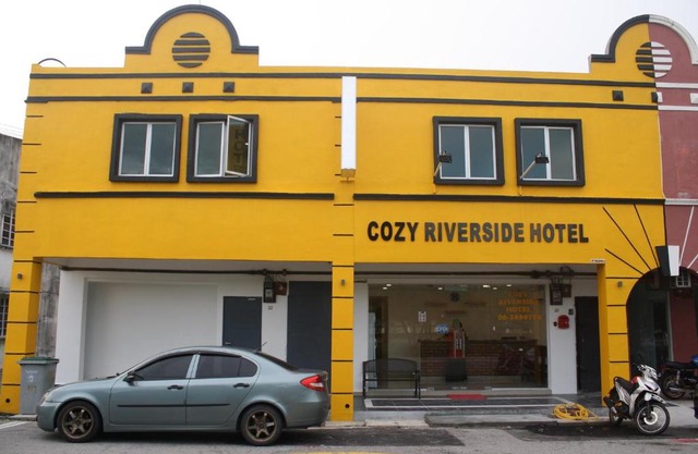 Cozy Riverside Hotel