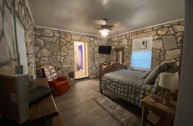 Cozy Rock Cottage w/awesome bathroom in town (pet friendly)
