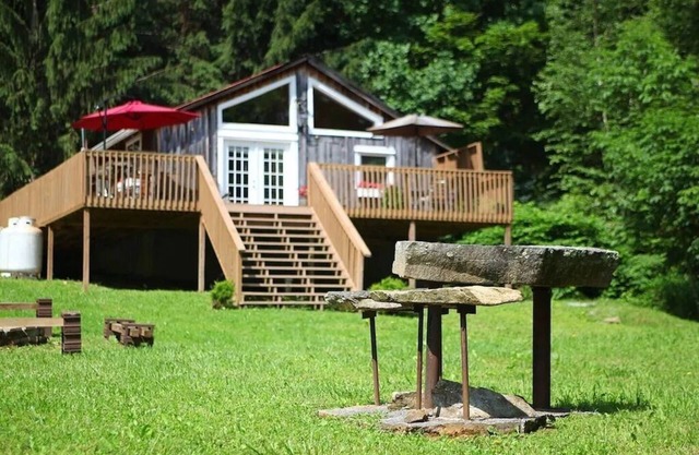 Cozy, romantic cabin in beautiful Roan Mt Tennessee & hot tub