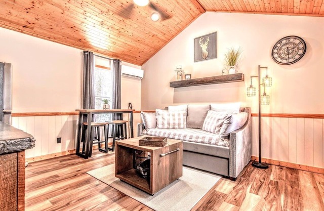 Cozy Romantic Getaway - Cabin on WI River in Wisconsin Dells