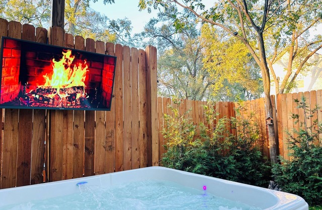 Cozy, Romantic getaway. Modern mountain lodge feel in the heart of Nashville.