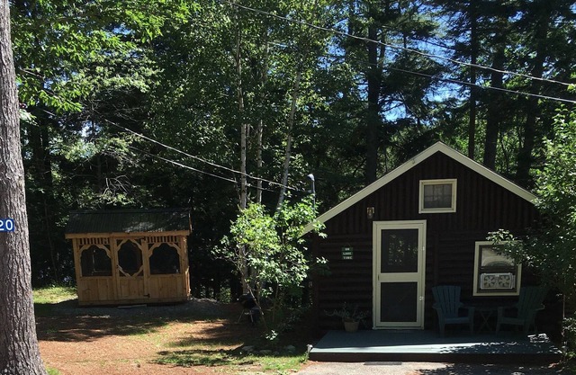 Cabine romantique au bord du lac avec un loft de couchage