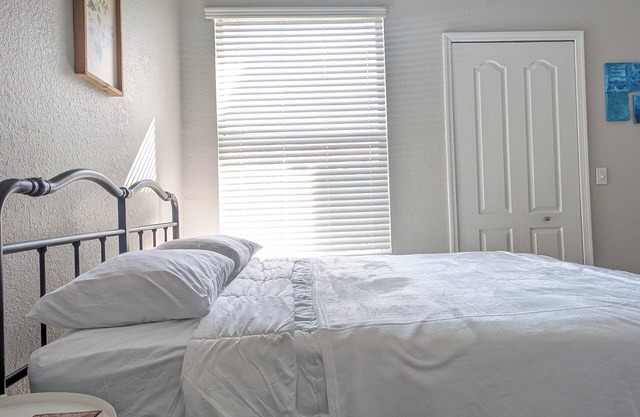 Cozy Room Close to Universal