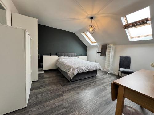 Cozy Room in Quiet Cul-de-Sac Near City Centre