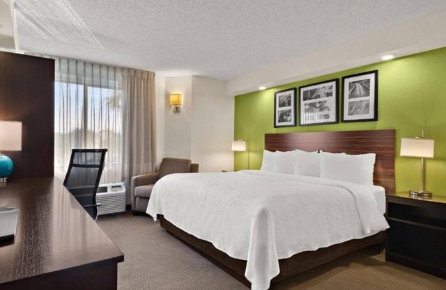 Cozy Room Perfect for Exploring Wesley Chapel's Parks | Free Parking, Breakfast
