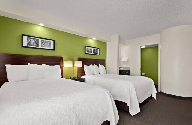 Cozy Room Perfect for Exploring Wesley Chapel's Parks | Pool & Free Parking!