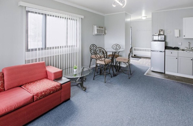 Charming Room w/ Private Bath and Wi-Fi in Brownstown!