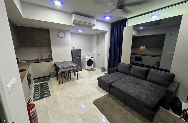 Cozy room stay interconnecting with shopping centre and LRT station.