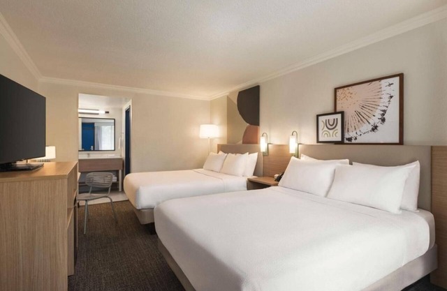 Cozy Room w/ Free Breakfast & Pool, Minutes from Siesta Beach, Parking
