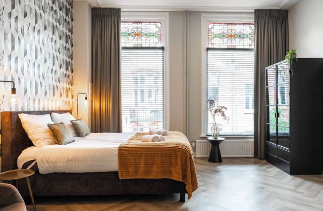 Chambre cosy avec baignoire, 35m², WiFi rapide et stable, et sol en parquet à chevrons.