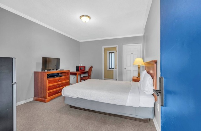 Cozy Room With Private Bath in Brownstown