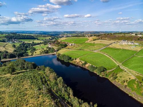 Cozy rural lodge, amazing views close to Holmfirth