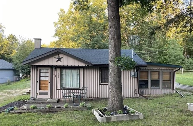 Cozy rustic 5 bed cabin near trails and lake