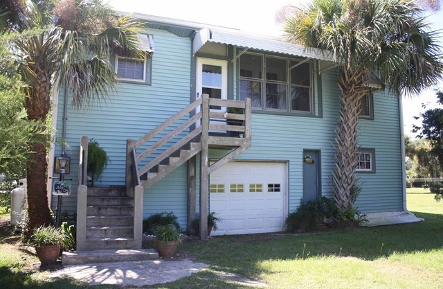 Maison accueillante et rustique sur l'île de Sullivan pr��������s de la plage; grand porche d'écran!