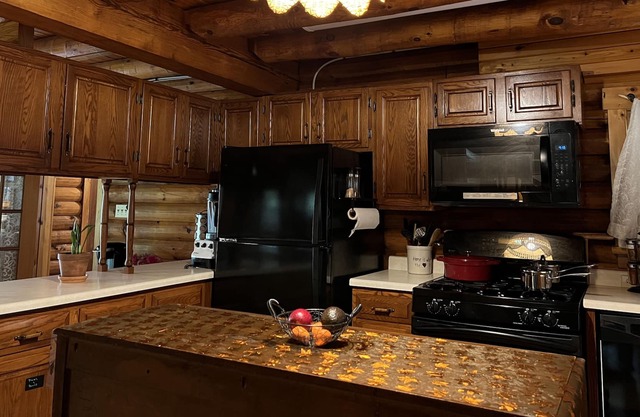 Cozy Rustic log-house in the city - 5bedrooms - private pond & covered bridge