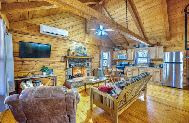 Cozy, Rustic, & Spacious 10-person cabin near Grinder's Ferry & Tyler Bend!
