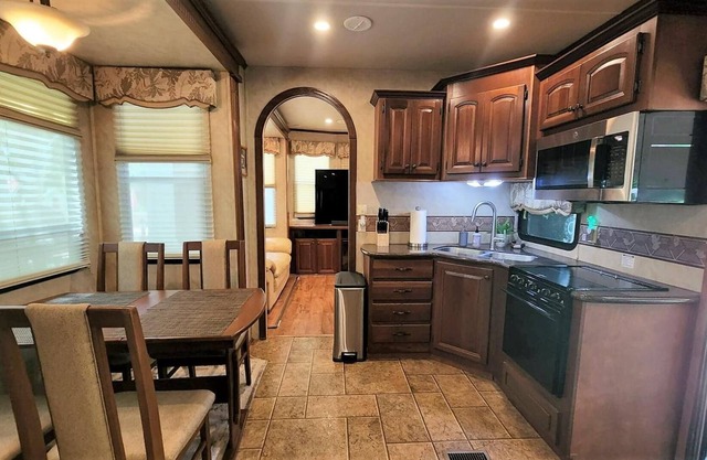 Cozy RV Cottage with Golf Cart at River Ranch 417