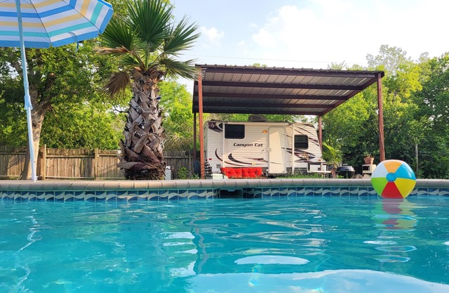 Cozy RV in amazing Austin with AC, WiFi, Swimming Pool
