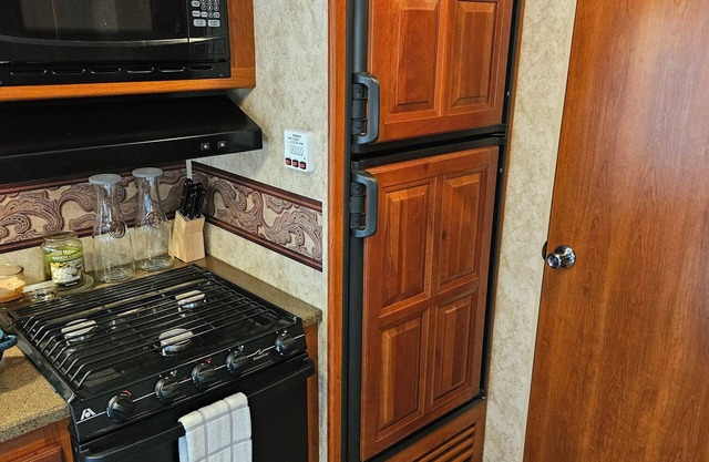Cozy RV with WiFi and AC in charming Vinemont