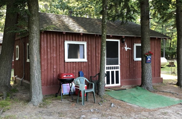 Cabine confortable "Voile" dans les bois avec façade et accès au lac Pentwater
