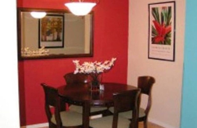 Cozy 2 ch, 2 sdb, condo meublé près du centre-ville