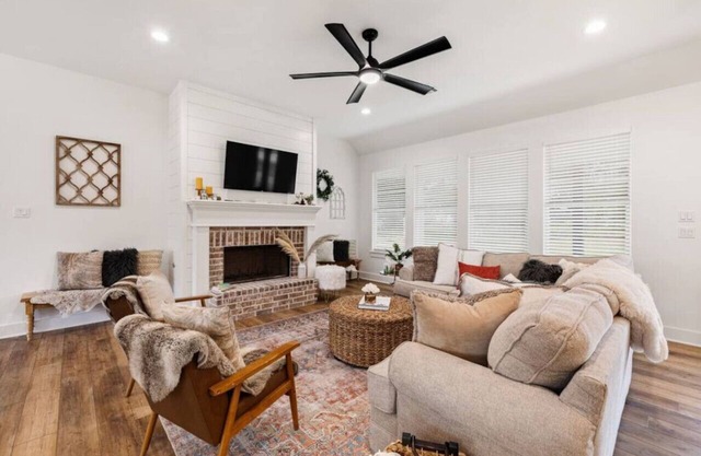 Cozy, sassy & fun! NEW modern farmhouse!!