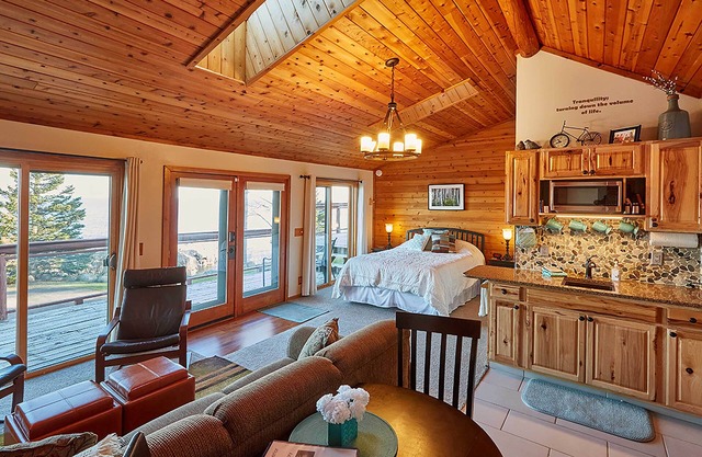 Studio Schroeder confortable avec terrasse sur le lac Supérieur!