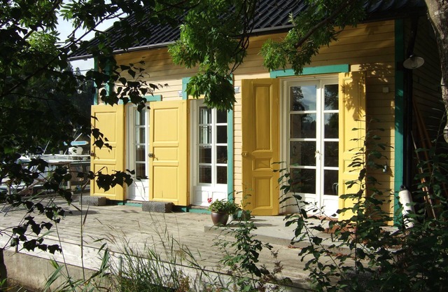 Cozy lake cottage on its own jetty at the Salt Lake with its own rowing boat. 25 minutes to Stockholm!