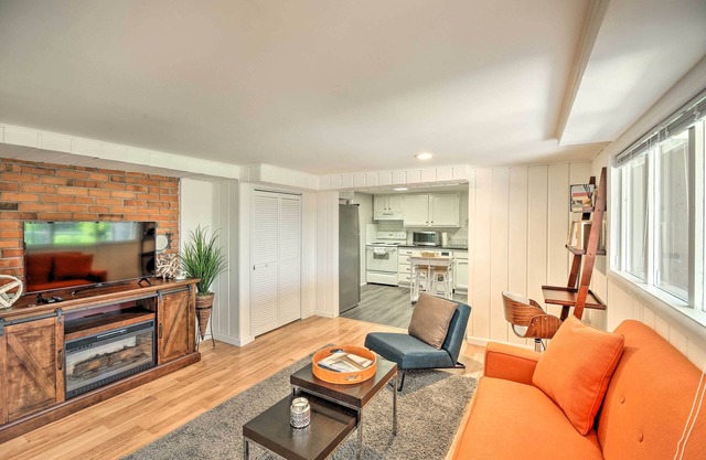 Cozy Seattle Apt w/ Patio: Walk to Lake Washington