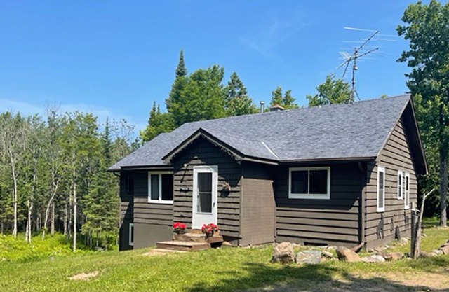 Cozy, Secluded cabin surrounded by National Forest on UTV/Snowmobiling trail