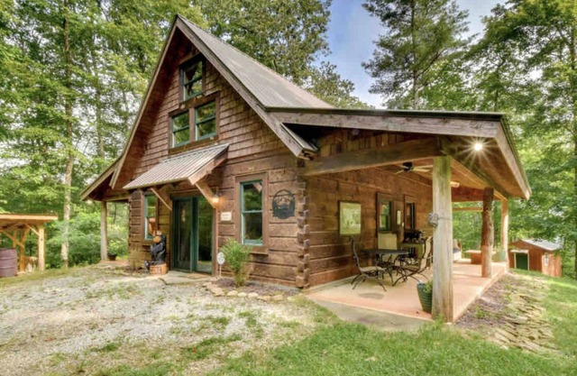 Cozy secluded creekside cabin, wood burning fireplace, seasonal Mountain Views.