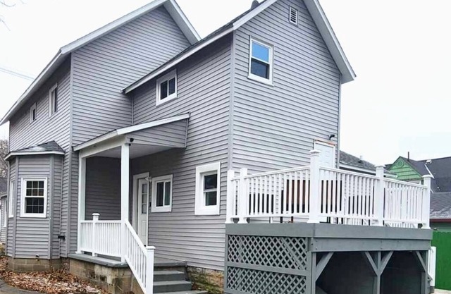 Cozy second floor unit in the heart of Downtown Charlevoix, 1BR / 1BA sleeps 4