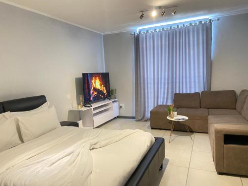 Cozy self contained CBD apartment