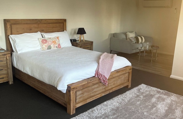 Cozy separate unit underneath house, lovely and quiet close to city
