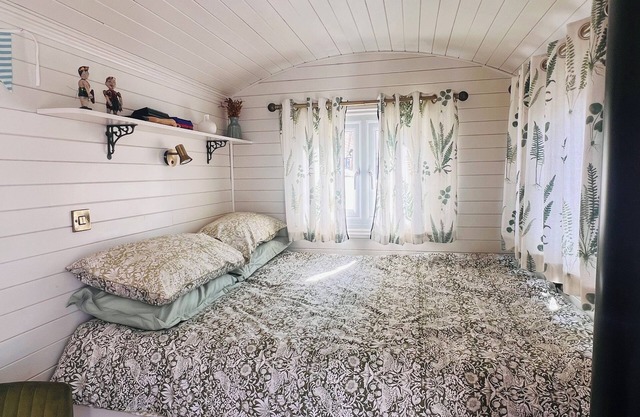 Cozy shepherd's hut in Whitstable town centre - The Oyster Bed 🦪