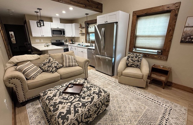 Cozy shop apartment with AC in charming Castle Rock, WA off the beaten path