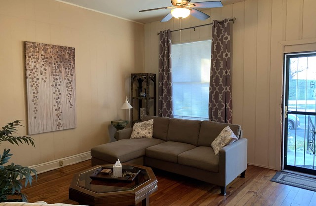 Cozy Shotgun house in Schnitzelburg! Close to Downtown hospitals