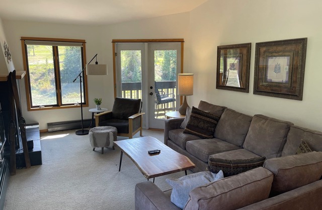 Condo récemment rénové, piscine chauffée, terrain de golf, vue sur la montagne, tubing, patinage!