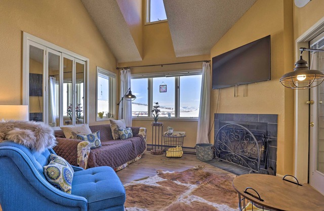 Cozy Ski-In/Ski-Out Granby Condo w/ Balcony!
