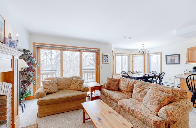 Cozy ski-in/ski-out home next to Grammy Jay trail with fireplace, mountain views
