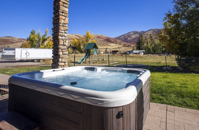 Cozy ski retreat with hot tub, game room and theater room.