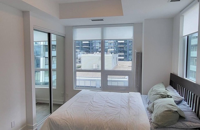 Cozy sky-view 2-bedroom condo, 12 mins from CN Tower & Ripley’s Aquarium!