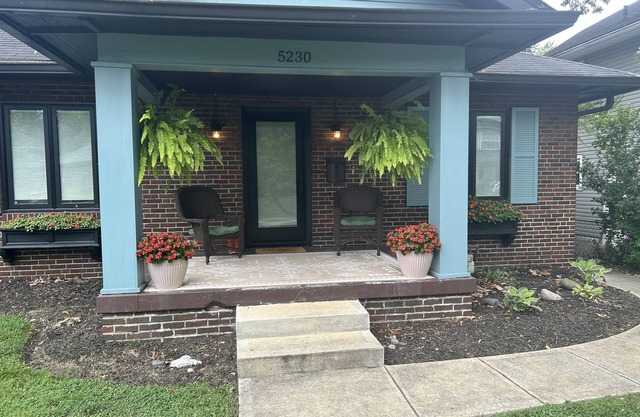 Cozy Sobro Bungalow in the heart of meridian kessler